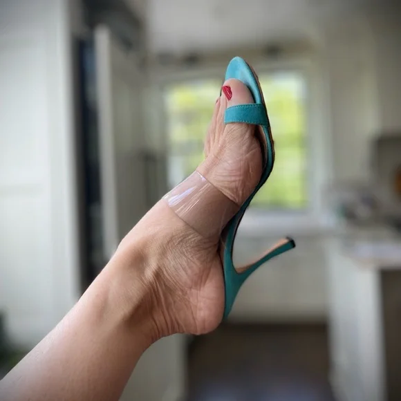 Manolo Blahnik Turquoise suede toe-ring heels, size 36 / 6 - Picture 2 of 8